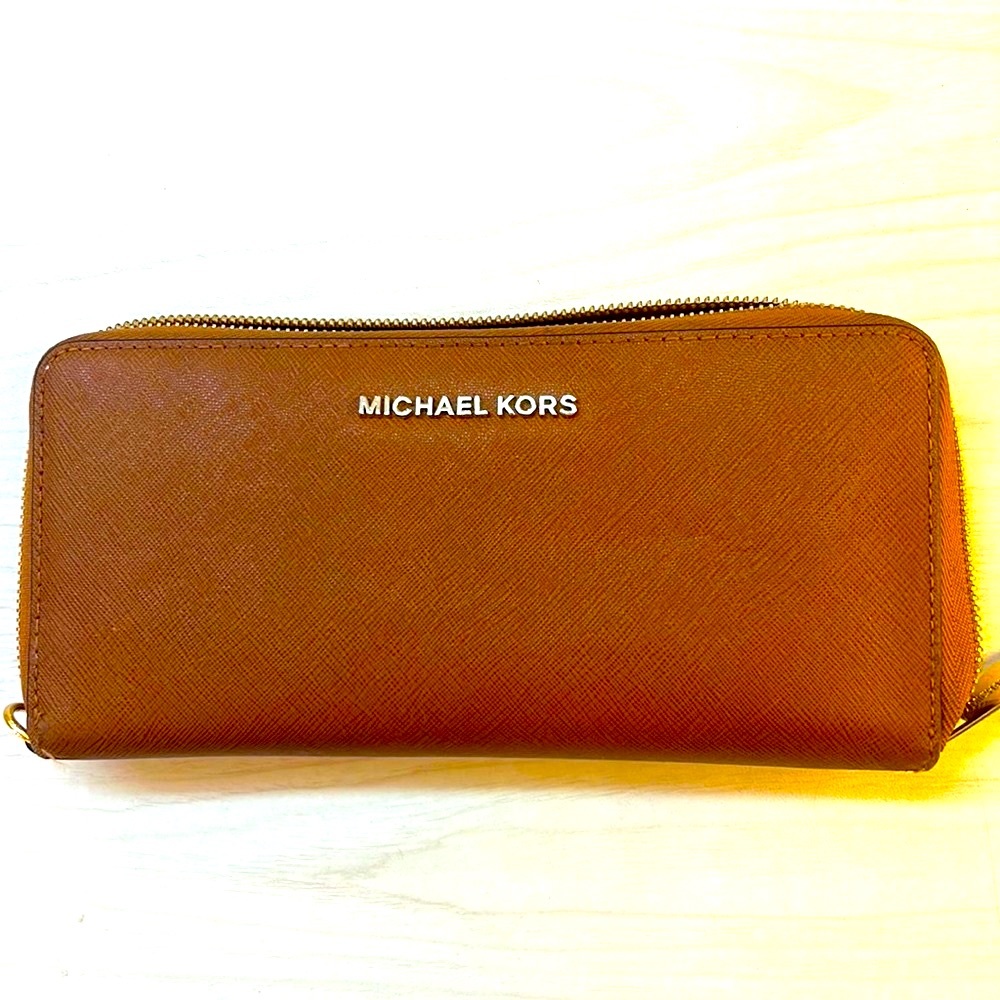 MK Jet Set Saffiano Large Traveling Leather
 Wallet Pre-Owned Great Condition